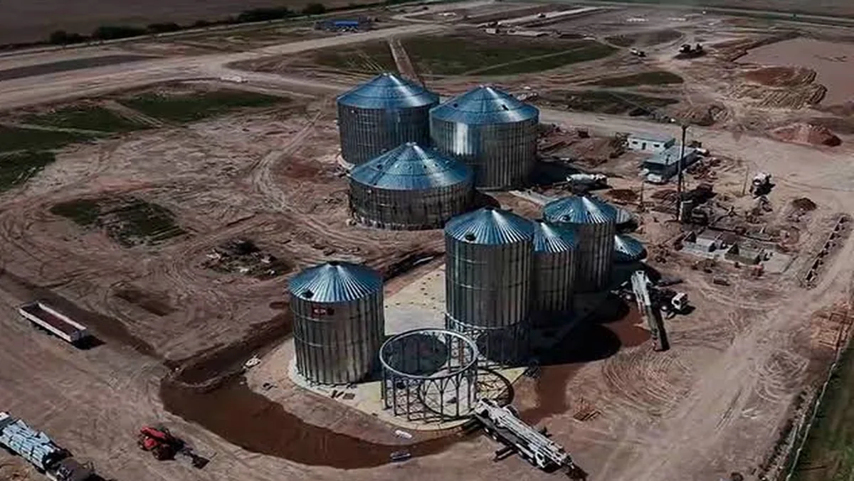 Conjunto de silos e instalaciones productivas en construcción
