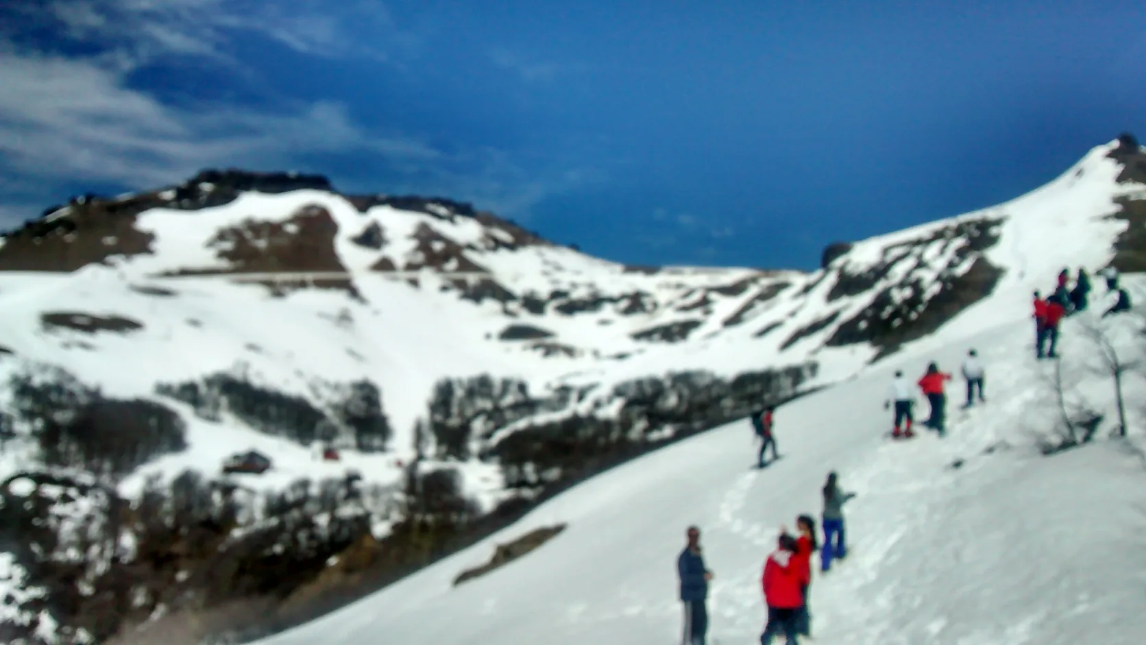 Laderas nevadas y pistas de alta montaña del Cerro Chapelco en San Martín de los Andes