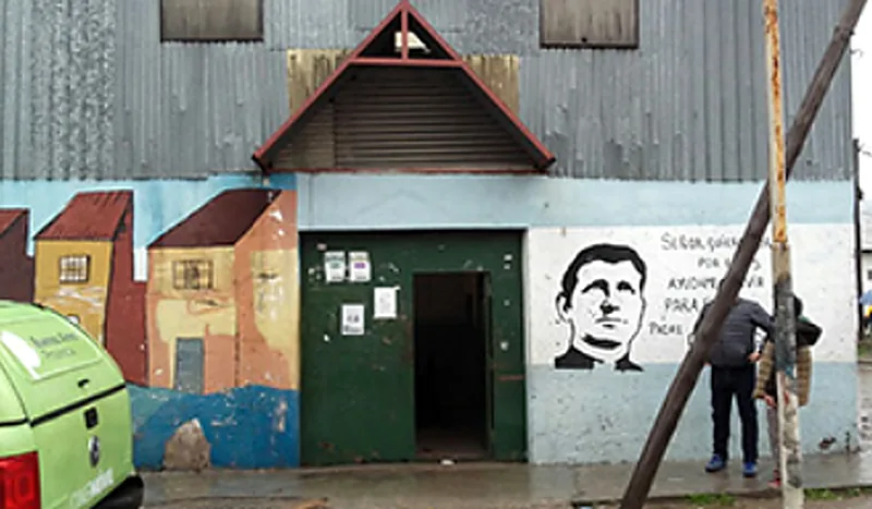 Mural del Padre Bachi y fachada comunitaria en Barrio Almafuerte, San Justo, La Matanza