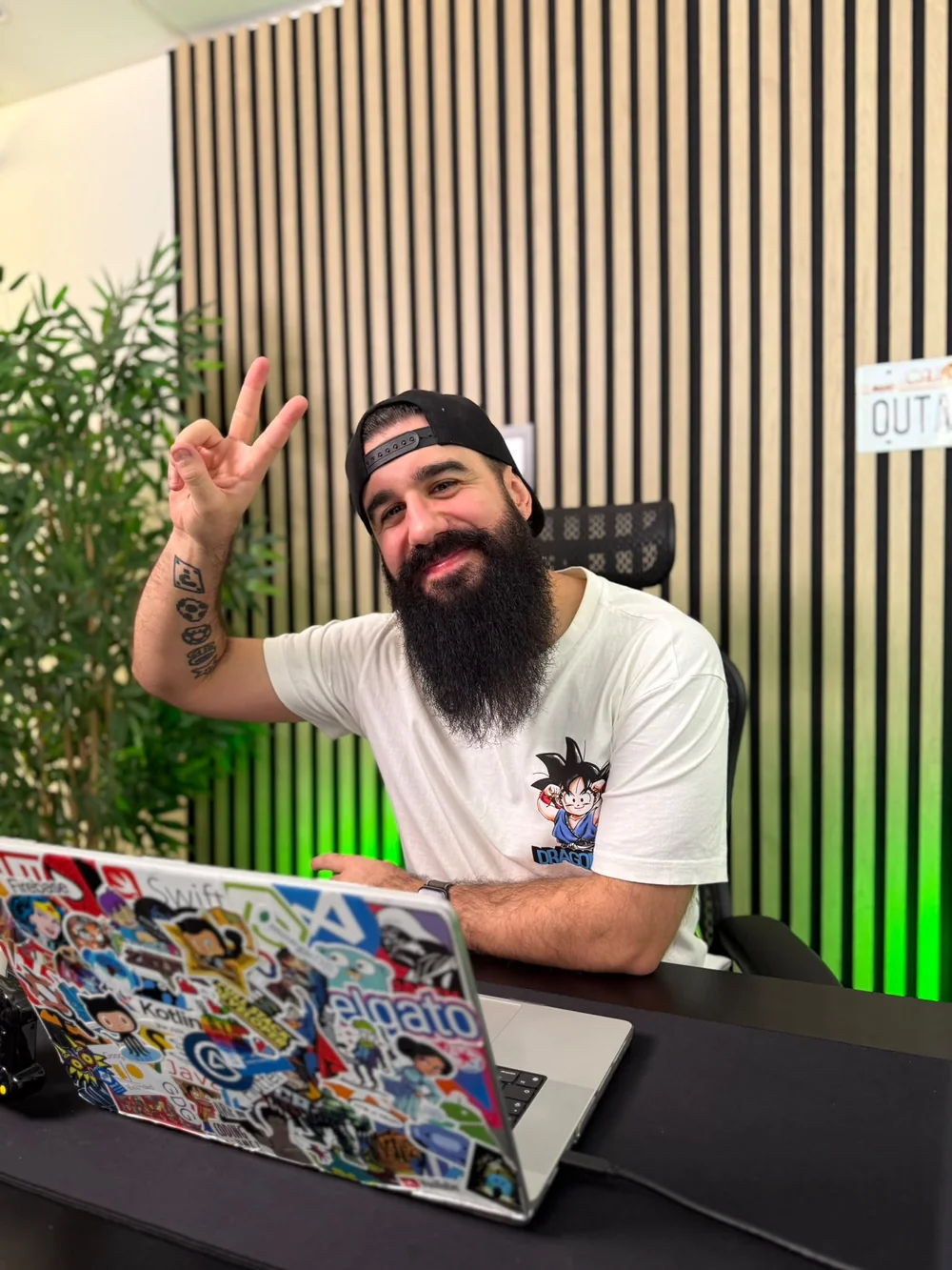 Brais Moure sentado frente a una computadora portátil en su espacio de trabajo
