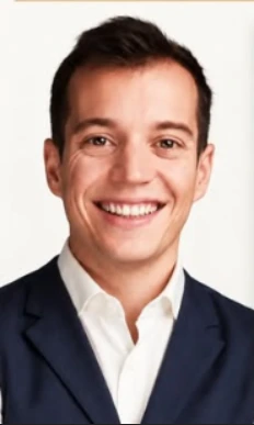 Retrato profesional de Manuel Ferrini con saco oscuro y camisa blanca