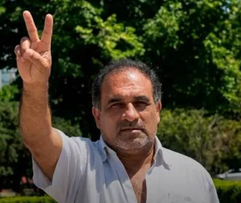 Julio Chocolate Rigau en un acto partidario haciendo el saludo peronista con los dedos en V