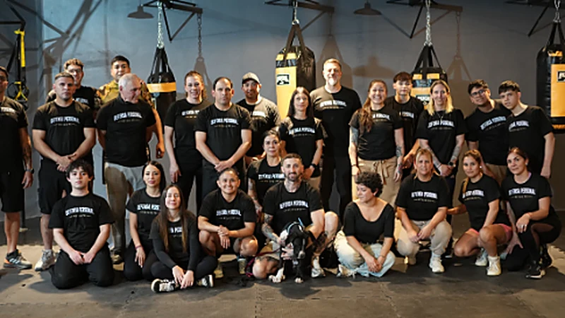 Foto grupal de Diego Kravetz junto a los alumnos y vecinos en el tatami tras la primera clase