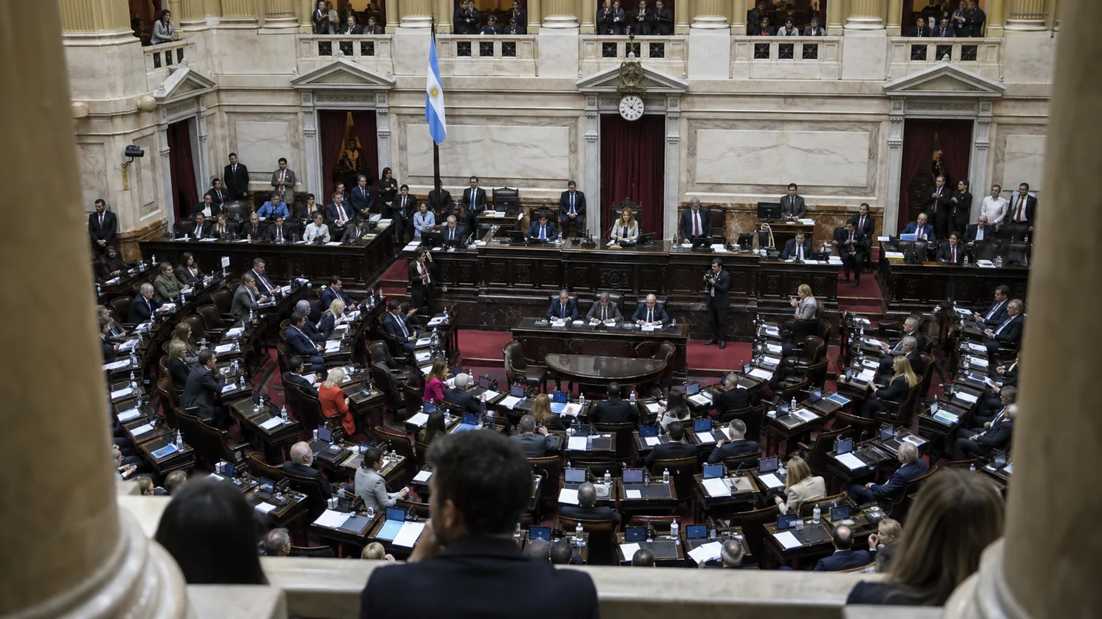 Vista amplia del recinto de una cámara legislativa durante una sesión