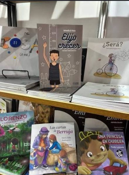 Ejemplares de Elijo Crecer exhibidos junto a otros libros infantiles
