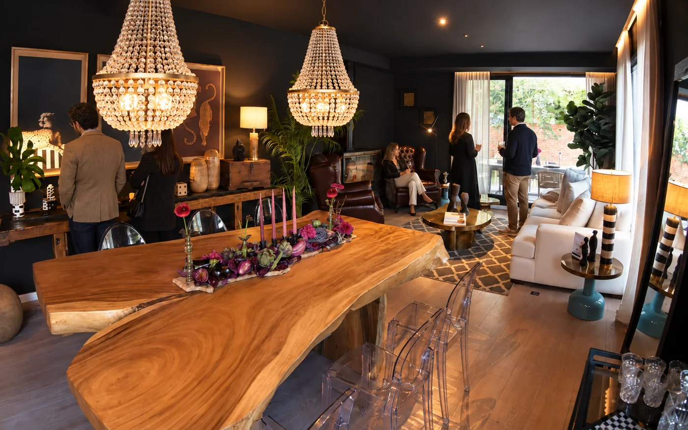 Ambiente de interiorismo con mesa de madera y luminarias de cristal en IDEAR La Plata 2026