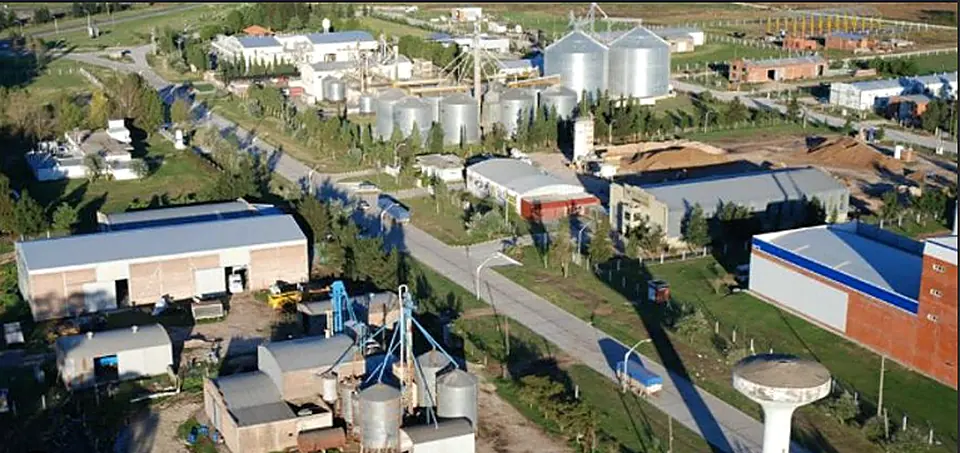 Predio industrial y agropecuario con silos, galpones y naves en la Patagonia