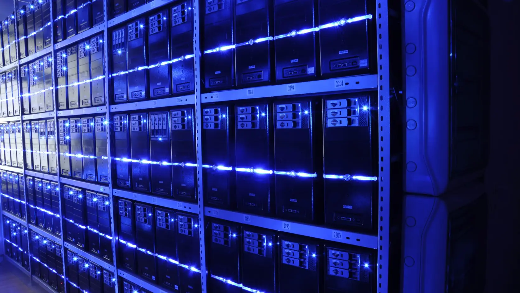 Sala de servidores y centro de procesamiento de datos con luces led para cómputo de inteligencia artificial