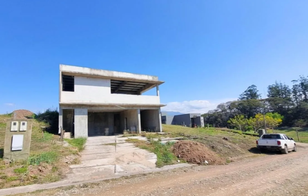 Desarrollo inmobiliario y construcción de modernas casas residenciales en los suburbios arbolados de Pilar.