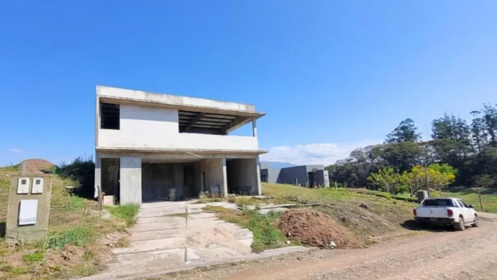 Desarrollo inmobiliario y construcción de modernas casas residenciales en los suburbios arbolados de Pilar.