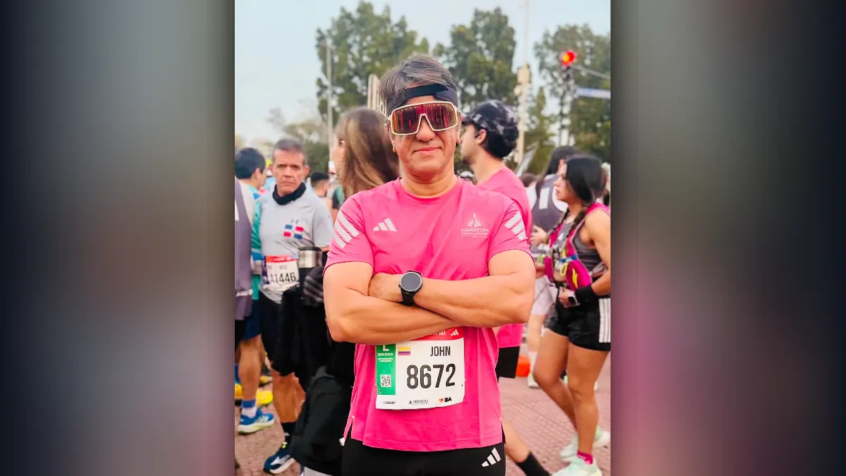 Jhon Manuel Riascos, director de Night Run Neon, en la largada de la Maratón Internacional de Buenos Aires 42K con el dorsal 8672