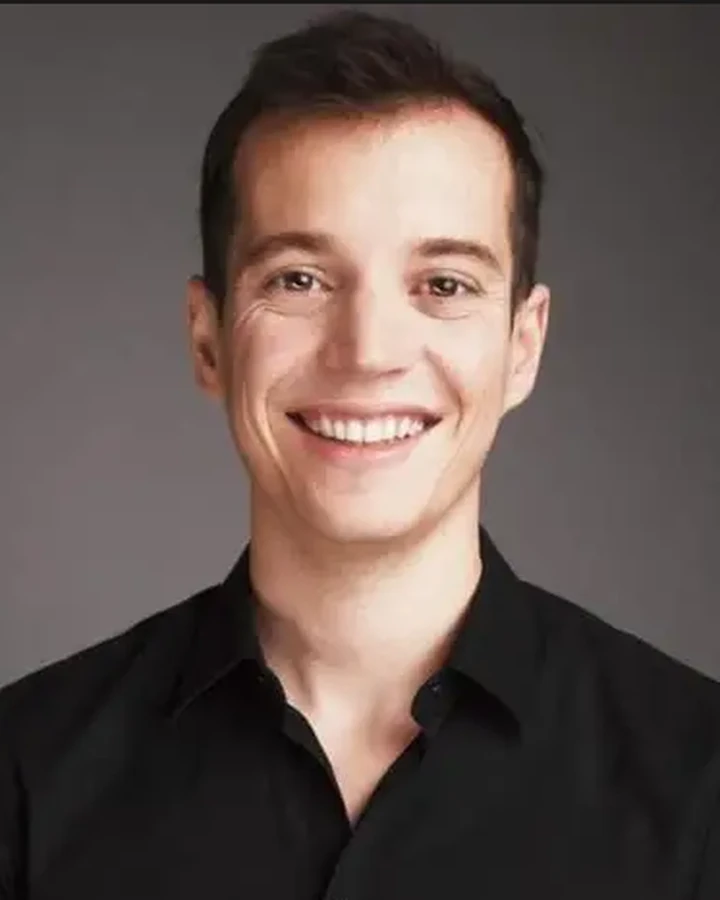 Retrato profesional de Manuel Ferrini con camisa negra