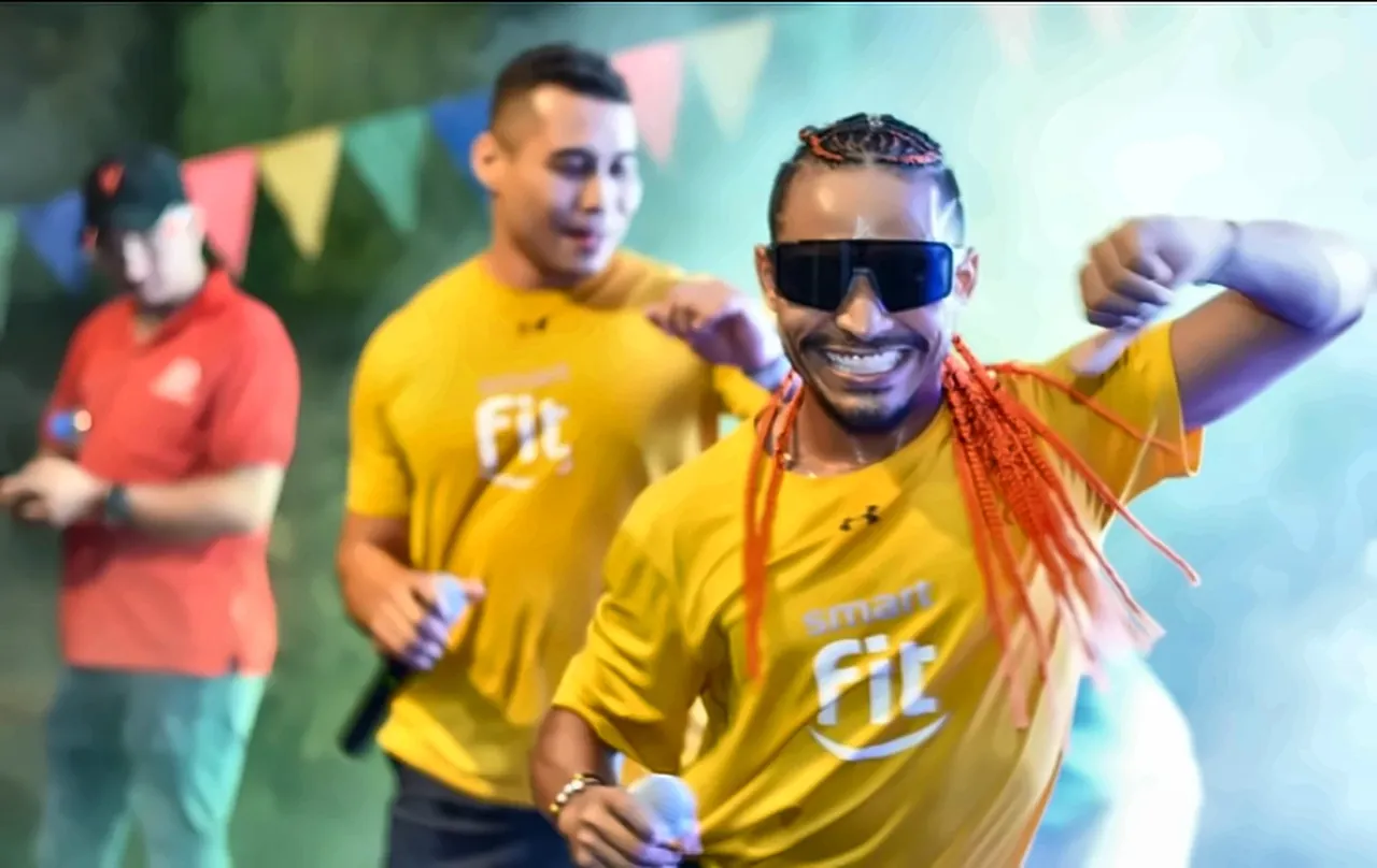 Animación y calentamiento físico sobre el escenario en la previa de Night Run Neon