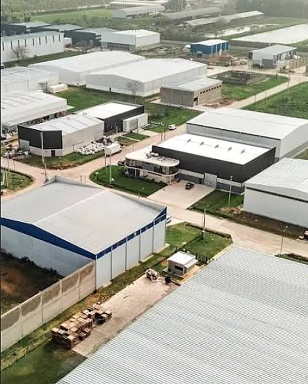 Vista aérea de un parque logístico e industrial con naves y depósitos terminados
