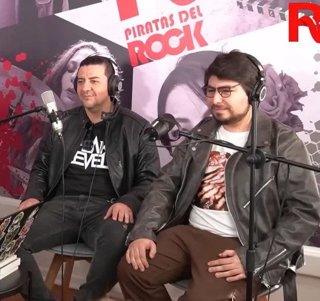 Mauricio Quivira y Byron Llanos con auriculares y micrófonos durante una entrevista