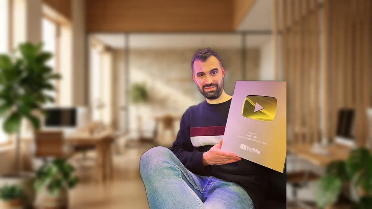 Pedro Serrano Rivera sosteniendo la Placa de Plata de YouTube en las oficinas de la agencia Palo Seco en Barcelona
