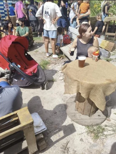 Patio cervecero y feria en el predio de Colegiales con concurrencia de público y familias