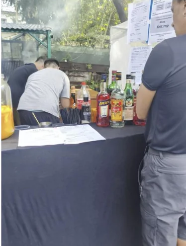 Barra montada al aire libre con botellas de aperitivos y licores para expendio comercial