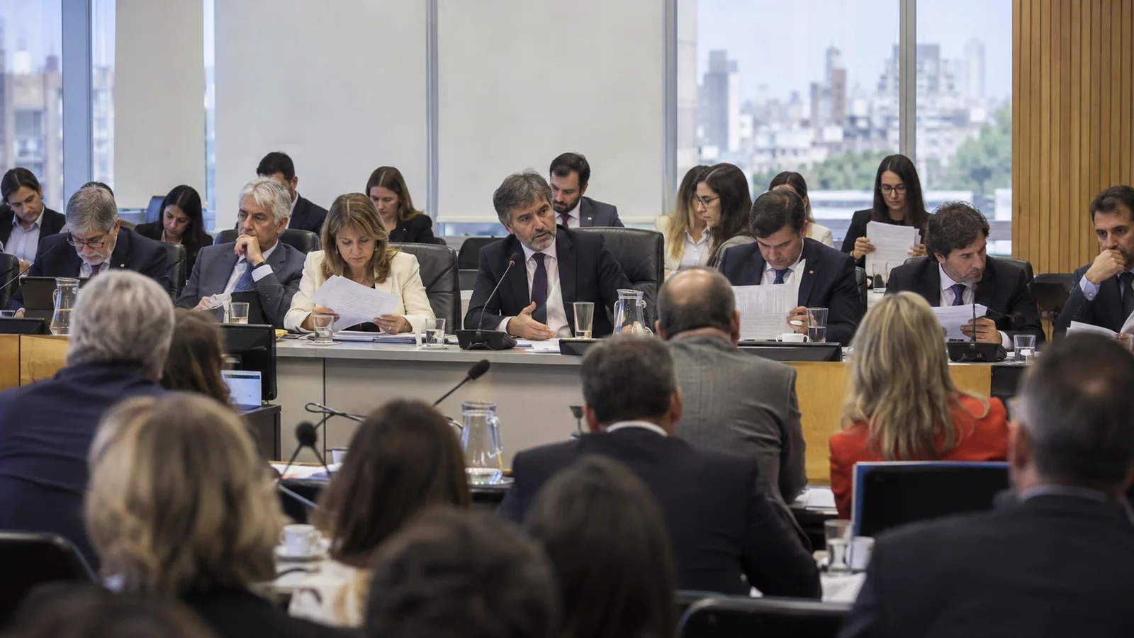 Una comisión legislativa analiza documentos presupuestarios en una sala del Congreso